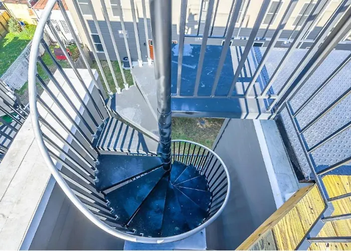 Spacious 3Bedroom Duplex With Rooftop Deck!