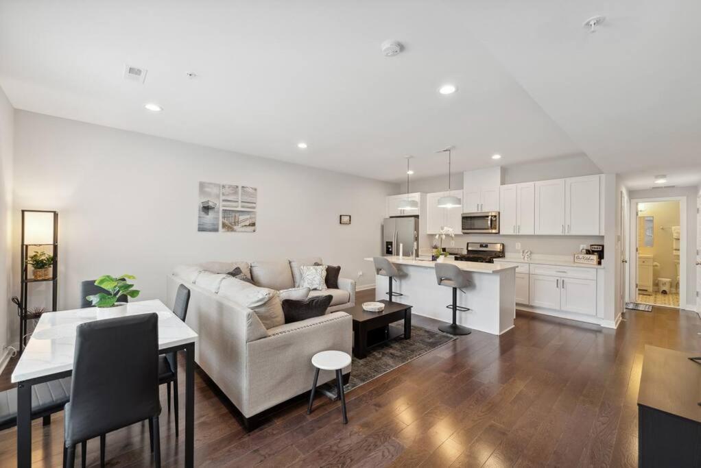 Apartment Spacious 3bedroom Duplex With Rooftop Deck! *