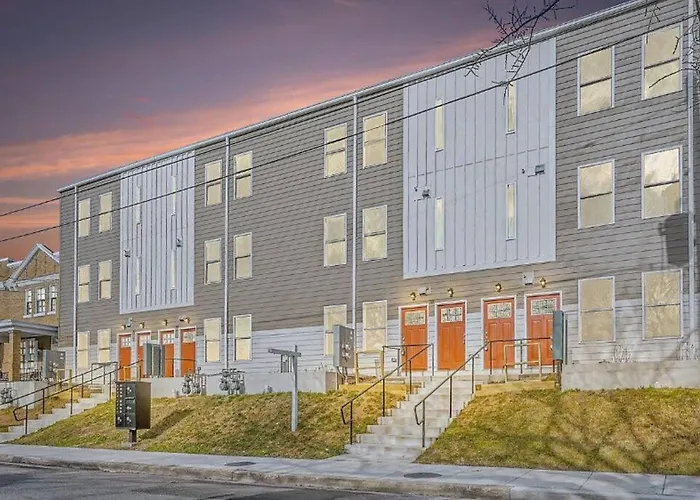 Spacious 3Bedroom Duplex With Rooftop Deck!