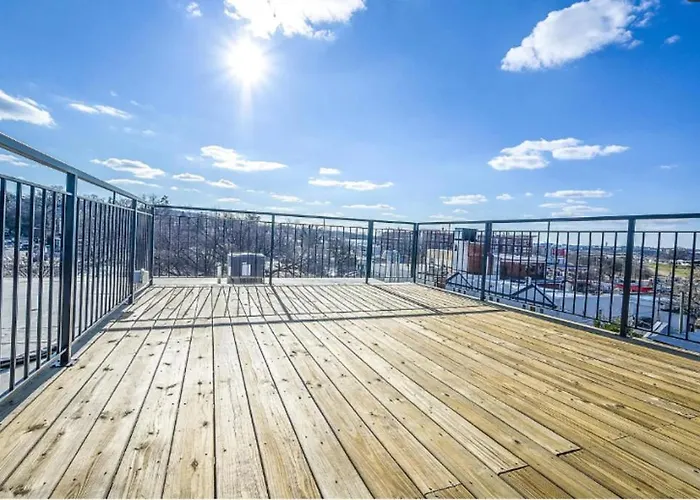 Spacious 3Bedroom Duplex With Rooftop Deck!